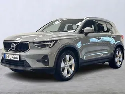 Grå Begagnad 2023 Volvo XC40 Core SUV | 349 900 kr (Marknadspris)