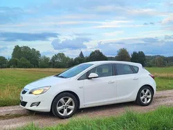 Vit Begagnad 2011 Opel Astra Halvkombi | 35 000 kr (Marknadspris)