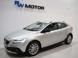 Silver Begagnad 2016 Volvo V40 CC Summum Kombi | 154 400 kr (Marknadspris)