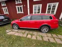 Röd Begagnad 2015 VW Passat Alltrack Kombi | 139 000 kr (Superpris)