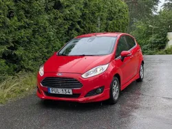Röd Begagnad 2015 Ford Fiesta Halvkombi | 64 000 kr (Bra pris)