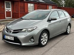 Ljusgrå Begagnad 2013 Toyota Auris Touring Sports Kombi | 74 900 kr (Marknadspris)