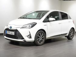 Vit Begagnad 2020 Toyota Yaris Hybrid Halvkombi | 184 900 kr (Marknadspris)