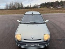 Ljusgrå (grå) Begagnad 2001 Renault Clio II Halvkombi | 13 500 kr (Marknadspris)