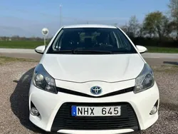 Vit Begagnad 2013 Toyota Yaris Hybrid Active Halvkombi | 80 000 kr