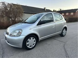 Grå Begagnad 2000 Toyota Yaris Halvkombi | 19 000 kr (Marknadspris)
