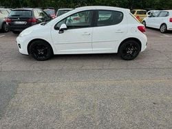 Vit Begagnad 2011 Peugeot 207 Halvkombi | 30 000 kr (Marknadspris)