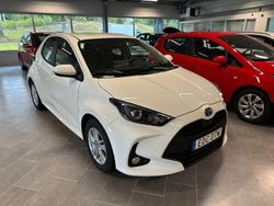 Vit Begagnad 2023 Toyota Yaris Hybrid Active Halvkombi | 229 500 kr (Marknadspris)