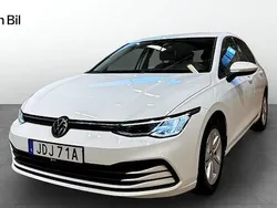 Vit Begagnad 2022 VW Golf VIII Life Kombi | 234 900 kr (Marknadspris)