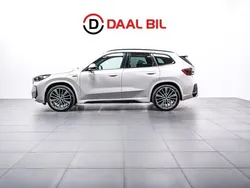 Vit Begagnad 2023 BMW X1 M Sport SUV | 509 700 kr (Marknadspris)