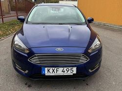 Blå Begagnad 2016 Ford Focus Titanium Halvkombi | 74 900 kr (Marknadspris)