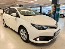 Vit Begagnad 2015 Toyota Auris Halvkombi | 109 900 kr (Marknadspris)