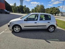 Grå Begagnad 2006 Renault Clio R.S. Authentique Halvkombi | 19 000 kr (Marknadspris)