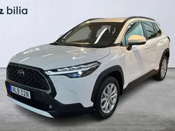 Vit Begagnad 2024 Toyota Corolla Cross Style SUV | 389 900 kr (Marknadspris)