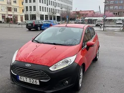 Röd Begagnad 2015 Ford Fiesta Halvkombi | 65 000 kr (Marknadspris)