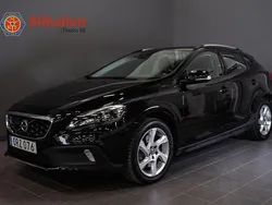 Svart Begagnad 2016 Volvo V40 CC Momentum Kombi | 174 900 kr (Marknadspris)
