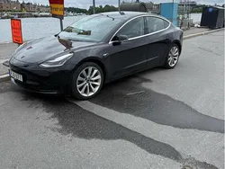 Svart Begagnad 2020 Tesla Model 3 Standard Range Plus Sedan | 240 000 kr (Bra pris)