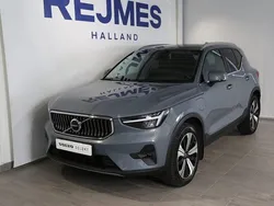 Grå Begagnad 2022 Volvo XC40 Plus SUV | 389 500 kr (Marknadspris)