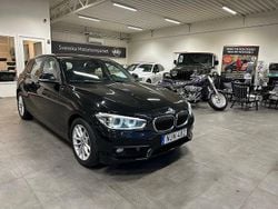 Svart Begagnad 2015 BMW 118 Advantage Halvkombi | 124 900 kr (Marknadspris)