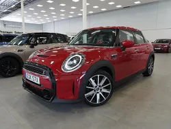 Röd Begagnad 2022 Mini Cooper Halvkombi | 279 500 kr (Marknadspris)