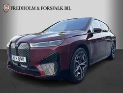 Röd Begagnad 2022 BMW iX Exclusive SUV | 579 900 kr (Marknadspris)