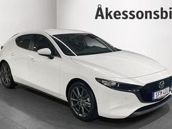 Vit Begagnad 2023 Mazda 3 Sky Halvkombi | 249 000 kr (Marknadspris)