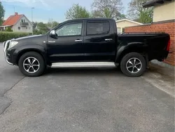 Svart Begagnad 2010 Toyota HiLux Pickup | 130 000 kr (Marknadspris)