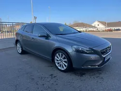 Grå Begagnad 2016 Volvo V40 Momentum Kombi | 154 900 kr (Marknadspris)