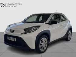 Vit Begagnad 2022 Toyota Aygo Play Halvkombi | 149 900 kr (Marknadspris)