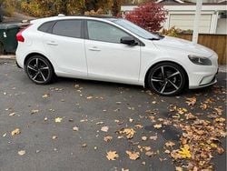 Vit Begagnad 2014 Volvo V40 R-Design Halvkombi | 116 500 kr (Marknadspris)