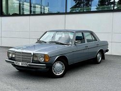 Ljusblå Begagnad 1981 Mercedes 230 SE Sedan | 99 900 kr