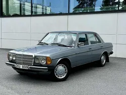 Ljusblå Begagnad 1981 Mercedes 230 SE Sedan | 99 900 kr