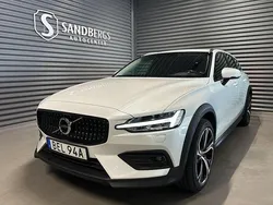 Vit Begagnad 2019 Volvo V60 CC Momentum Kombi | 319 500 kr (Lite dyr)