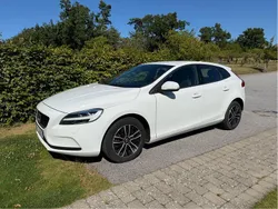 Vit Begagnad 2017 Volvo V40 Momentum Kombi | 129 000 kr (Marknadspris)