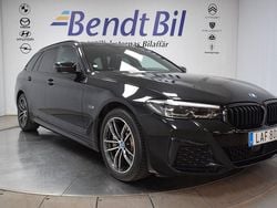 Svart Begagnad 2022 BMW 530e M Sport Kombi | 389 500 kr (Marknadspris)