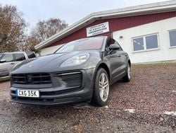 Grå Begagnad 2022 Porsche Macan SUV | 669 000 kr (Marknadspris)