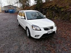 Vit Begagnad 2011 Kia Rio Halvkombi | 38 000 kr (Marknadspris)