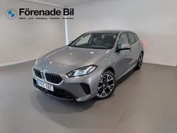 Grå Ny 2025 BMW 120 M Sport Halvkombi | 422 400 kr (Marknadspris)