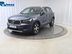 Mörkblå (denim blue metallic) Begagnad 2018 Volvo XC40 Inscription SUV | 278 800 kr (Marknadspris)