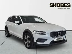 Vit Begagnad 2020 Volvo V60 CC SE Kombi | 289 100 kr (Marknadspris)