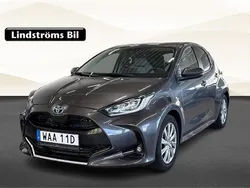 Mörkgrå (grå) Begagnad 2022 Toyota Yaris Hybrid Edition Halvkombi | 269 000 kr (Dyr)
