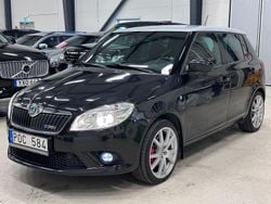 Svart Begagnad 2013 Skoda Fabia Sport Halvkombi | 119 700 kr