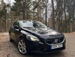 Svart Begagnad 2013 Volvo V40 Summum Halvkombi | 110 000 kr (Superpris)