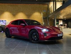 Röd Begagnad 2022 Porsche Taycan GTS Sedan | 975 000 kr