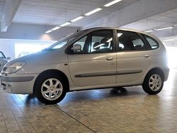 Ljusgrå Begagnad 2001 Renault Scénic Privilege Minibuss | 15 898 kr