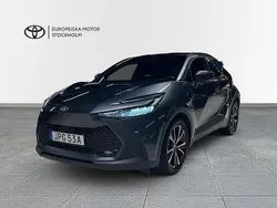 Mörkgrå Begagnad 2023 Toyota C-HR Style SUV | 329 900 kr (Marknadspris)