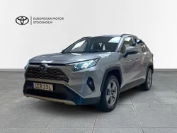 Silver (silver metallic) Begagnad 2024 Toyota RAV4 Hybrid Active SUV | 409 900 kr (Marknadspris)