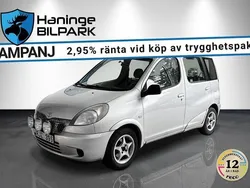 Grå Begagnad 2000 Toyota Yaris Verso Minibuss | 49 500 kr