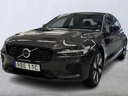 Grå Begagnad 2024 Volvo S60 Plus Sedan | 509 900 kr (Marknadspris)
