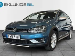 Blå Begagnad 2016 VW Golf Alltrack Kombi | 214 900 kr (Marknadspris)